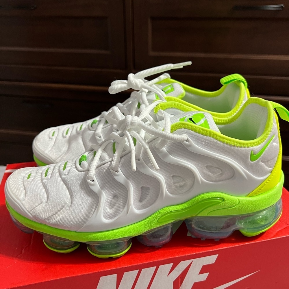 Nike Air Vapormax Plus / WHITE/ELECTRIC GREEN
BLANC/VERT ELECTRIQUE (Size M7)